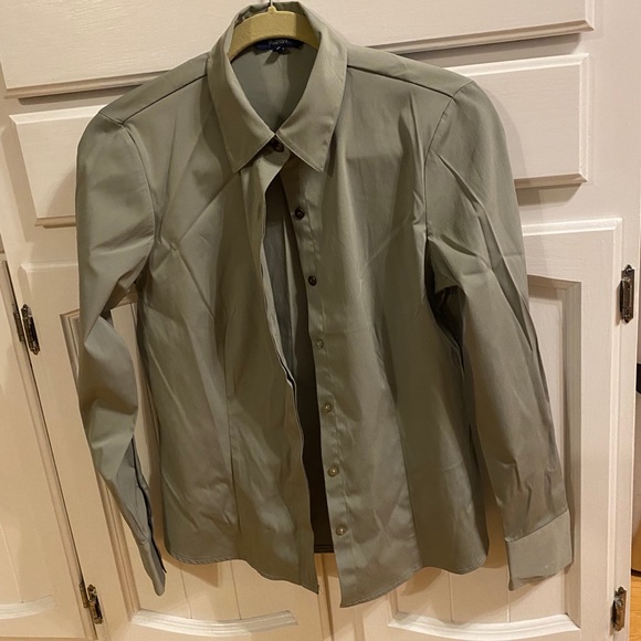 🌷3/$25🌷 Tailored shirt - Picture 1 of 6